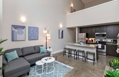 Downtown Des Moines Apartment | Modern Oasis: 2-Story Loft, 2bd/2bth Downtown