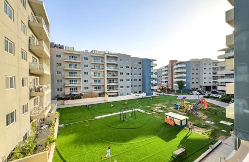 Abu Dhabi Apartment | Modern Oasis - Elegant Cave - Family Heaven - Designer's Paradise - 10 min away from Abu Dhabi Airport, Yas Island, Formula 1, Ferrari World, SeaWorld, Warner Bros World