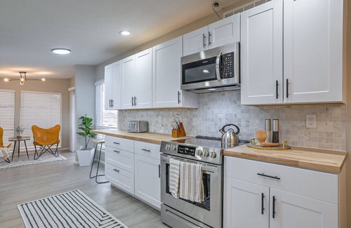 Northeast Heights House | Modern Oasis near Golf Course, 4bd/3a, Dogs