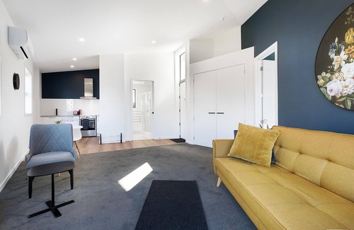Fernhill House | Modern One Bedroom Apartment with Lake View