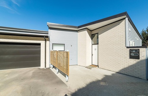 Fernhill House | Modern One Bedroom Apartment with Lake View