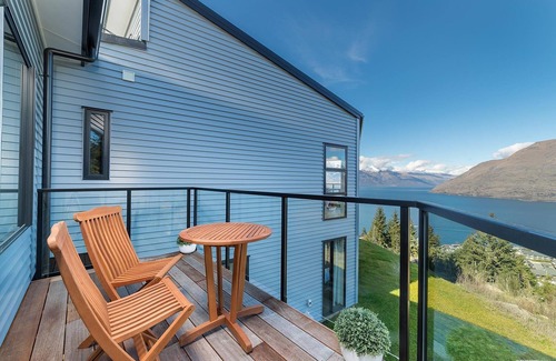 Fernhill House | Modern One Bedroom Apartment with Lake View