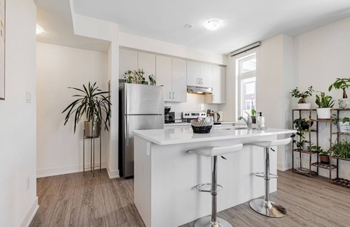 Richmond Hill House | Modern open-concept, 2-bedroom townhouse with plenty of natural light.