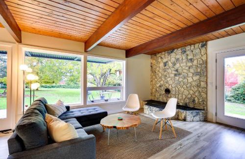 Carver House | Modern Oregon Getaway with Fireplace, Yard and Deck