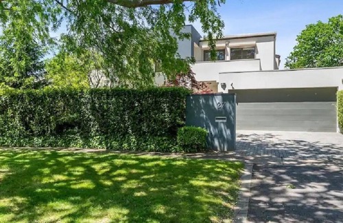 Deakin House | Modern & Perfect Location in Parliament Triangle
