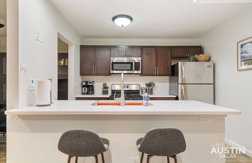 Greater South River City Condo | Modern Pet Friendly Condo w/Pool, Gym, Walk to SoCo, Lake & Downtown Austin