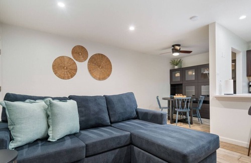 Greater South River City Condo | Modern Pet Friendly Condo w/Pool, Gym, Walk to SoCo, Lake & Downtown Austin