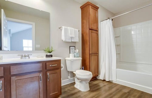 Westerville Apartment | Modern Polaris 2BR | Top Floor | Gym | W/D | WiFi