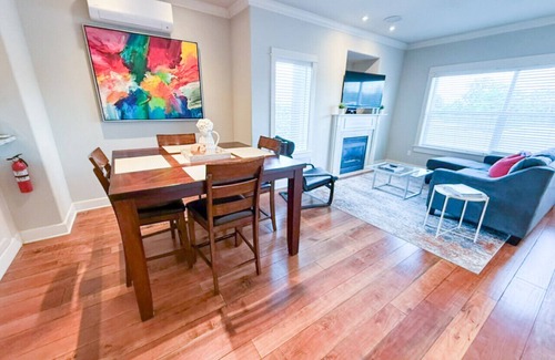 Lair Hill Apartment | Modern Portland Condo | Near Zupan’s, OHSU, River Trails, Dining & Skyline Views