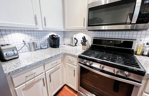 Lair Hill Apartment | Modern Portland Condo | Near Zupan’s, OHSU, River Trails, Dining & Skyline Views