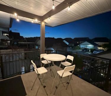 South Newton House | Modern Queen Suite - Shared house