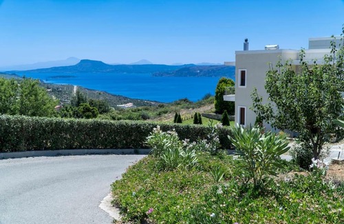 Pitharion Apartment | Modern & Quiet on the Hill
