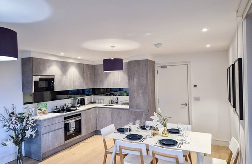 St. Johns Wood Apartment | Modern Regent's Park 3-Bed flat w/Private Balcony & Lift access near Marylebone