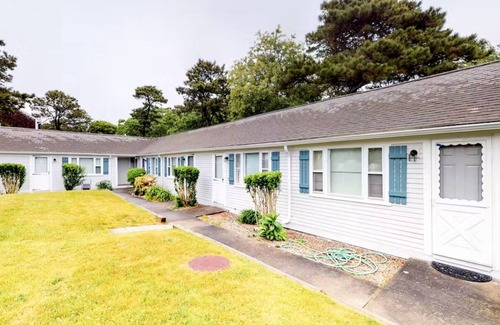 Dennis Port Apartment | Modern & Renovated Studio Condo (Steps to the Beach!) - Pool, WiFi, Free Parking