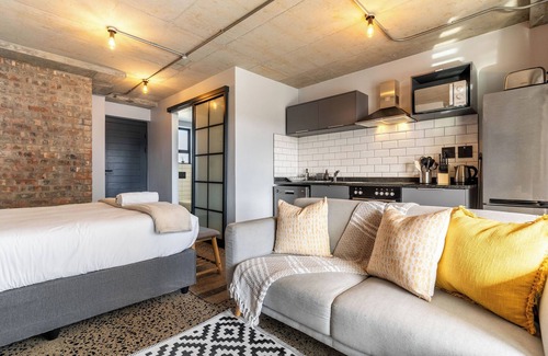 West Beach Apartment | Modern Retreat | 5 Min Walk to Blouberg Beach