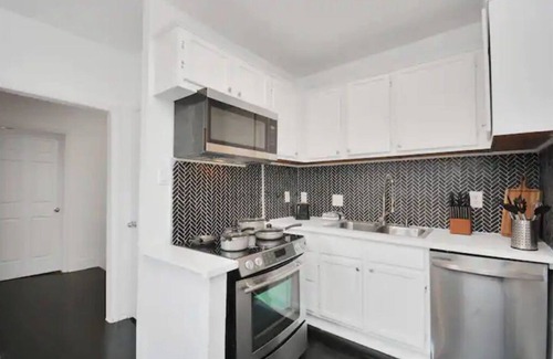 MacGregor House | Modern retreat near Downtown Houston, TX, with king beds, pets are welcome.nnnn