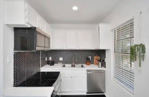 MacGregor House | Modern retreat near Downtown Houston, TX, with king beds, pets are welcome.nnnn