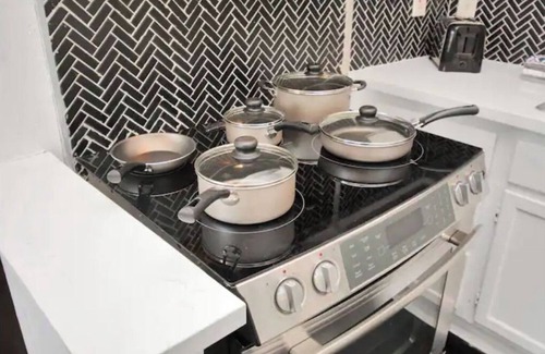 MacGregor House | Modern retreat near Downtown Houston, TX, with king beds, pets are welcome.nnnn