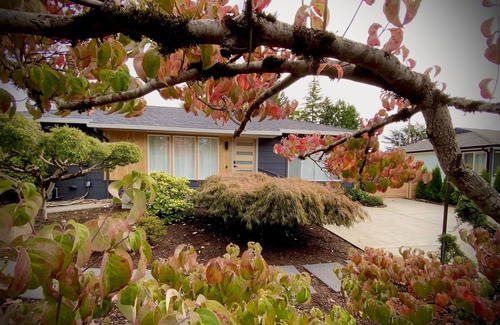 Cedar Hills House | Modern Retro Chic 3B/2BR House in Beaverton, OR