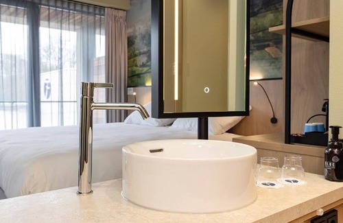 Marknesse Hotel | Modern Room Ideal for Exploration of Batavia Fashion Outlet - 3 Units