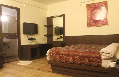 Mallital Hotel | Modern Room In Nainital