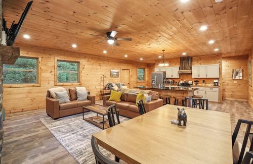 McArthur Cabin | Modern Rustic Retreat ~Newly Built Cabin w/EV charger, only 6mi to Ash Cave