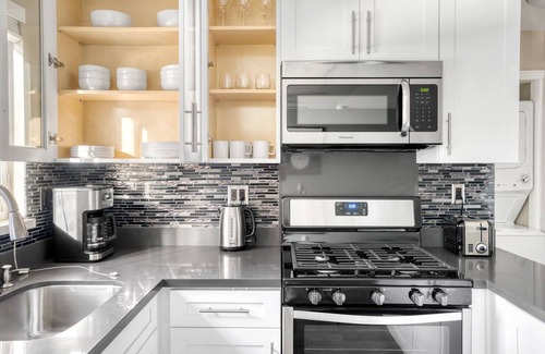 Central San Mateo Apartment | Modern San Mateo 1BR w/Pool & W/D, easy access to 101, by Blueground