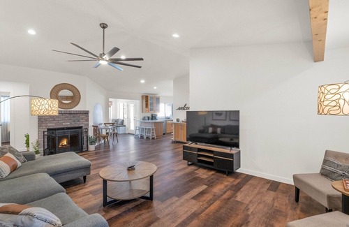 Trails North House | Modern Scottsdale Home, 4 bedrooms! FREE Pool heat, Nearby GOLF @ TPC & Kierland