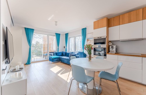 Kolobrzeg Apartment | Modern Seaside Apartment with Pool & Balcony