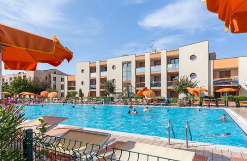 Caorle Villa | Modern seaside flat by the pool