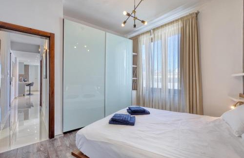 Tower Road Apartment | Modern Seaside Penthouse Jacuzzi BBQ Sun Deck