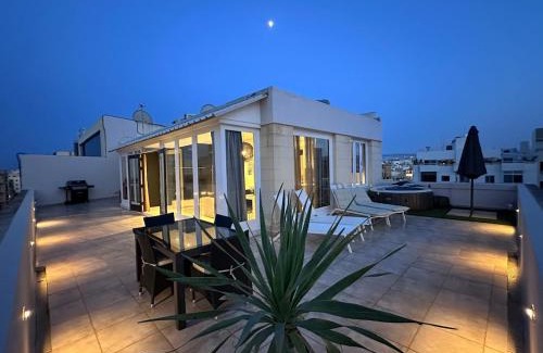 Tower Road Apartment | Modern Seaside Penthouse Jacuzzi BBQ Sun Deck