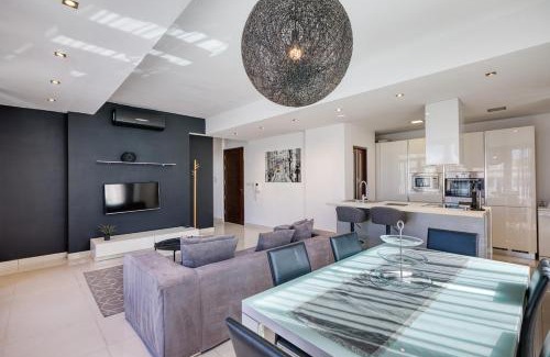 Tower Road Apartment | Modern Seaside Penthouse Jacuzzi BBQ Sun Deck