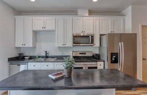 Sheridan Apartment | Modern Select Suites -2bd Stay 1 min to Downtown