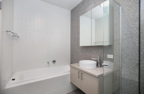 Oaklands Park House | Modern Share house, private room with single bed, 4km to beach