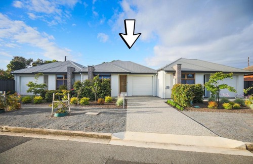 Oaklands Park House | Modern Share house, private room with single bed, 4km to beach