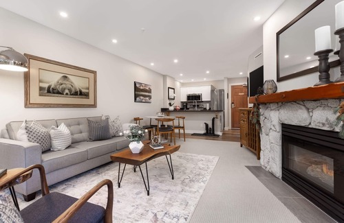 Upper Village Condo | Modern-Ski-In-Out 4Couples | 3HotTubs + Netflix | SuiteLifeOriginal | The Aspens