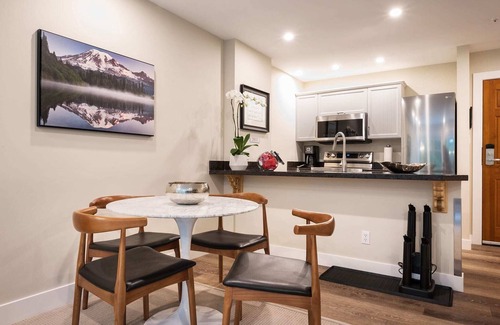 Upper Village Condo | Modern-Ski-In-Out 4Couples | 3HotTubs + Netflix | SuiteLifeOriginal | The Aspens