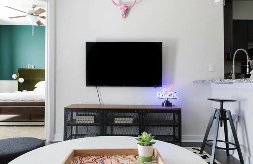 West Congress Apartment | Modern SoCo CozySuites w/2 Pools! #03