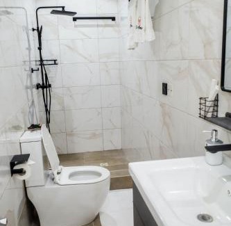 Accra House | Modern Spacious 1BR Studio Apt with Smart lock, Fast Wifi & Secure parking in Oyarifa, Accra