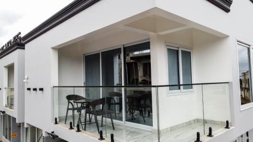 Accra House | Modern Spacious 1BR Studio Apt with Smart lock, Fast Wifi & Secure parking in Oyarifa, Accra