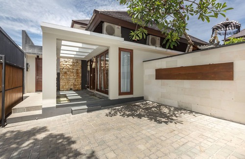 Sunset Road Villa | Modern Spacious 2 BR Villa Seminyak ENTR