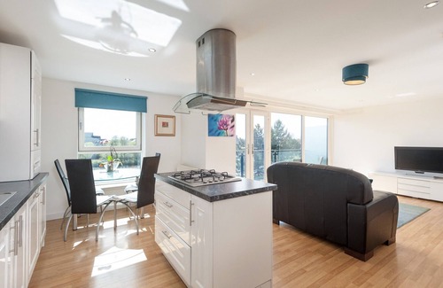 City Centre Glasgow Apartment | Modern, spacious 3-bedroom apartment in the heart of Glasgow's city centre. Sleeps 7.