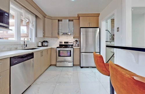 Newtonbrook House | Modern & Spacious 3BR Home