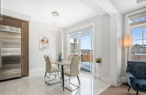 Brampton House | Modern Spacious 4-bedroom house with WiFi, AC in Brampton