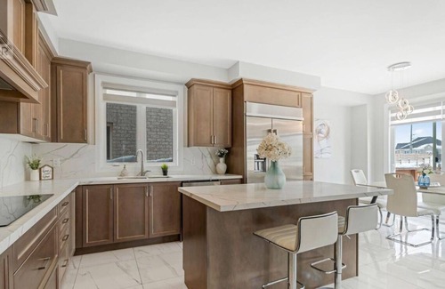 Brampton House | Modern Spacious 4-bedroom house with WiFi, AC in Brampton