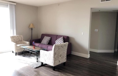 Pico Apartment | Modern Spacious Apt - Santa Monica with Parking and Pool