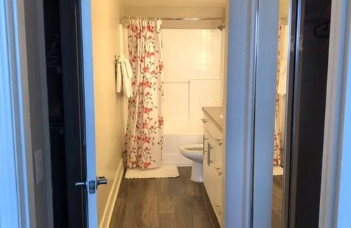 Pico Apartment | Modern Spacious Apt - Santa Monica with Parking and Pool