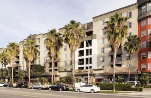 Pico Apartment | Modern Spacious Apt - Santa Monica with Parking and Pool