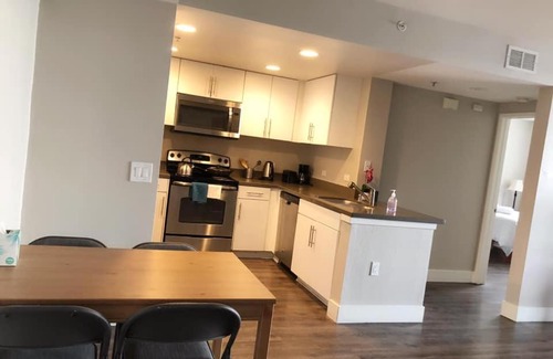 Pico Apartment | Modern Spacious Apt - Santa Monica with Parking and Pool